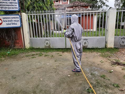 महामारी नियन्त्रण तथा रोकथामका लागि किटनाशक औषधी छर्किदै