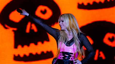 Avril Lavigne retorna aos estúdios Travis Barker e John Feldmann