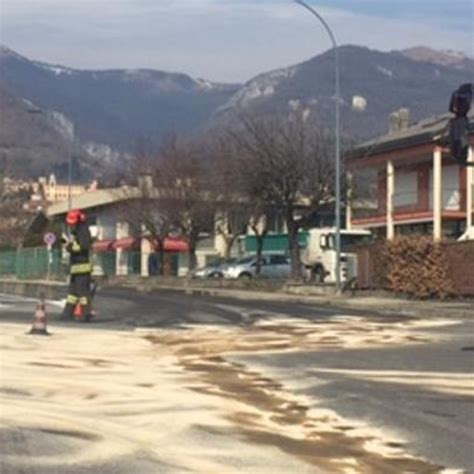 Erba Camion Perde Gasolio Sulla Strada Cronaca