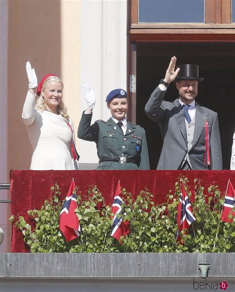 Ingrid Alexandra De Noruega Con Uniforme Militar Y Haakon Y Mette Marit