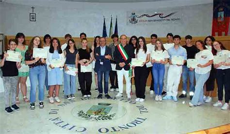 Pacchetto Scuola Bim Consegnate Le Borse Di Studio Ai Ragazzi Di San