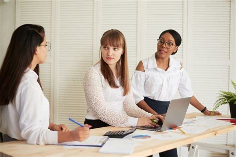 Grupo De Mujeres Empresarias L Deres Que Trabajan Juntas En La Oficina