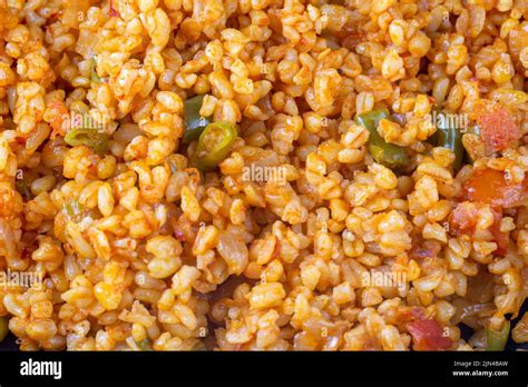 Traditioneller türkischer Bulgur Pilaf mit Tomatensoße auf dem Teller