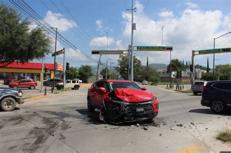 Choque En Le N Mujer Se Pasa El Sem Foro Rojo Y Choca Contra Camioneta