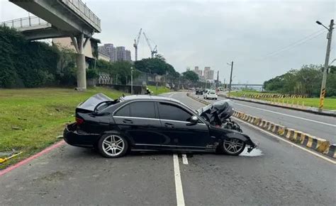 酒後駕車精神不濟！新北男過彎高速撞電線桿 賓士車失控旋轉撞毀 社會萬象 要聞 Nownews今日新聞