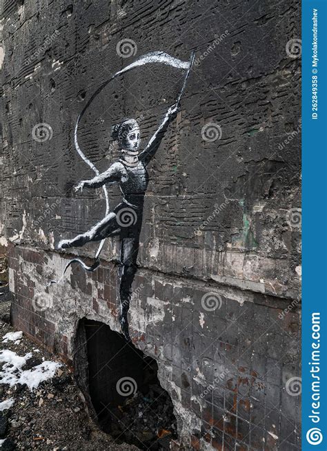 Graffiti De Irpin Ukraine Banksy En La Pared De Una Casa Destruida Foto