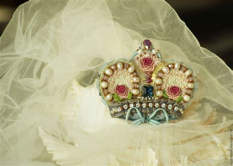 Брошь ' Корона с розами' | Beaded embroidery, Brooch, Jewelry