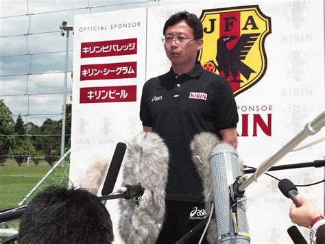 1998年6月、フランスw杯の直前合宿地・スイスのニヨンで日本代表を発表した岡田監督。「外れるのはカズ、三浦カズ」というセリフは有名な