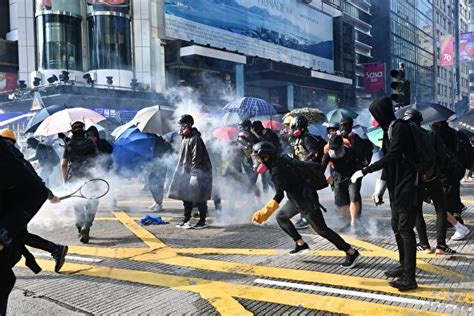 組圖：九龍區大遊行 港警瘋狂掃射催淚彈｜大紀元時報 香港｜獨立敢言的良心媒體