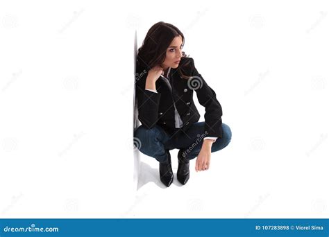 Jeune Femme Attirante Retirant Sa Candidature Avec La Main Sur Le Cou Photo Stock Image Du