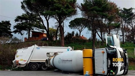 Incidente Via Laurentina Betoniera Contro Auto Grave Una Donna