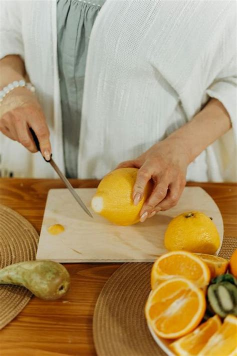 El poderoso ritual abrecaminos con limón y sal para alejar las malas