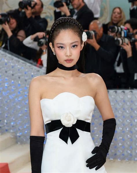 Dani On Twitter Her Face Is Stunning Jennie Met Gala Jennieatmetgala