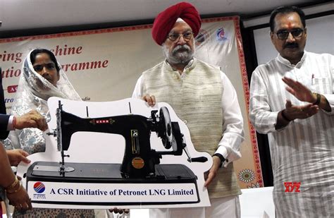 Union Minister Hardeep Singh Puri distribute sewing machines to women ...