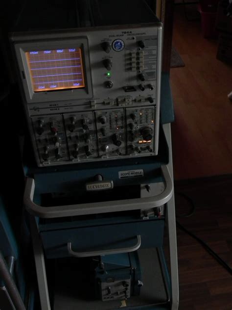 Analog Oscilloscope vs. Digital Oscilloscope - Page 1