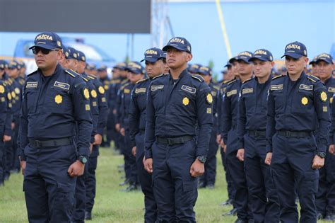 Presentan Nuevos Uniformes Y Equipo T Ctico De La Pnc Agencia