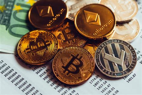 Monedas De Cryptocurrency Con La Tabla Del Tipo De Cambio Imagen De