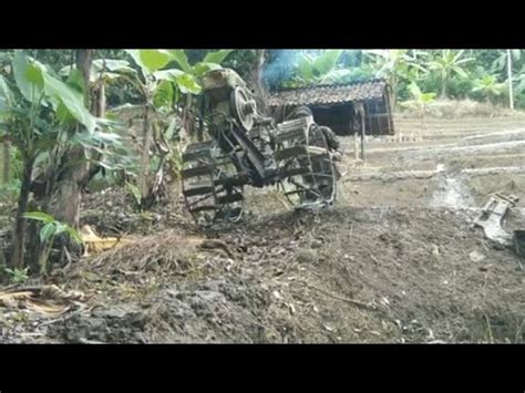 Masuk Lahan Baru Traktor Sawah G Langsung Singkal Garu Membajak