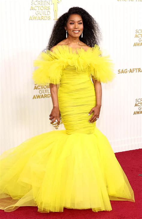 Angela Bassett Wore A Yellow Tulle Giambattista Valli Couture Gown Sag Awards 2023