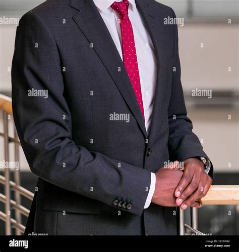 Hombre Irreconocible De Buen Aspecto Con Traje Negro Y Corbata Roja Y