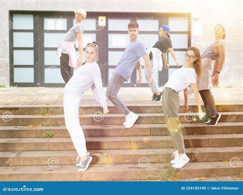 Grupo De Adolescentes Bailarines Posando En La Calle Bailarinas De Hip