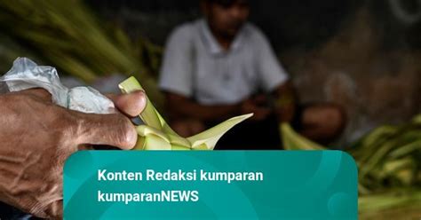 Foto Penjual Kulit Ketupat Di Palmerah Mulai Kebanjiran Pesanan Jelang