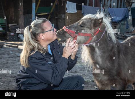 A female animal welfare inspector shares a heartwarming moment of ...