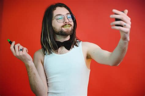 Joven Apuesto Hombre Gay Con Un Fondo Coloreado En El Estudio Concepto LGBT Foto Premium