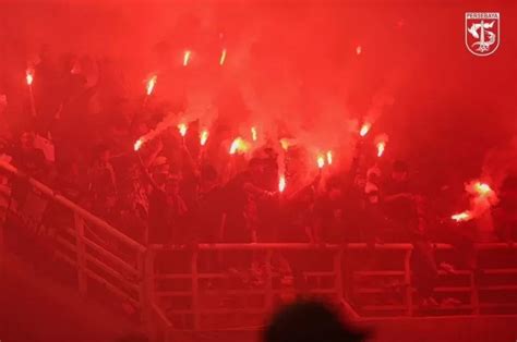 Stadion Gelora Bung Tomo Kembali Membara Karena Flare Berikut Sikap