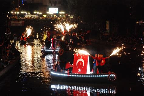 Eskişehir de 19 Mayıs Gençlik ve Spor Bayramı nda Porsuk Çayı nda fener