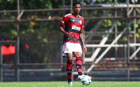 Flamengo Tem Jogadores Convocados Para Treinos Sele O Brasileira