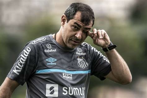 Fábio Carille assina contrato e será o técnico do Santos na Série B