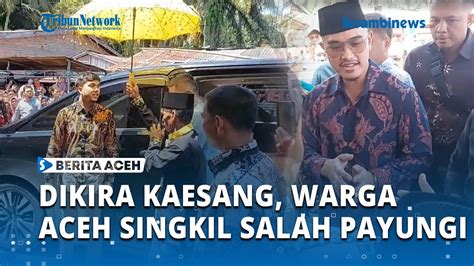 Momen Lucu Warga Aceh Singkil Payungi Pria Tampil Rapi Turun Dari Mobil