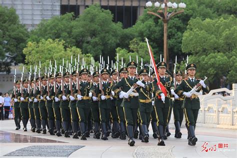 南昌八一广场举行升旗仪式庆祝建军96周年 光明网