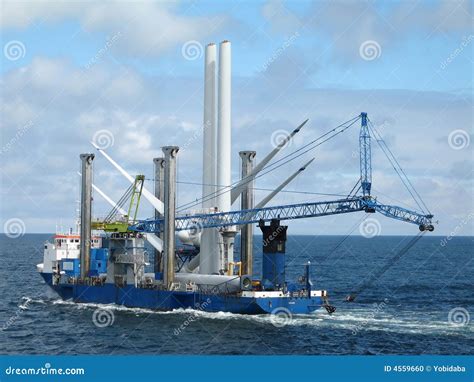 Bateau Pour L Installation De Turbine De Vent Photo Stock Image Du