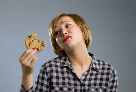 Belle Femme Mignonne Avec La Tache De Chocolat Dans La Bouche Mangeant