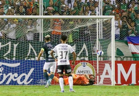 Cássio iguala maior sequência sem sofrer gols na mesma temporada pelo