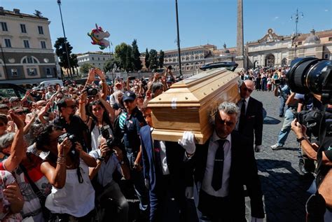 Michela Murgia I Funerali A Roma Tra Applausi E Lacrime