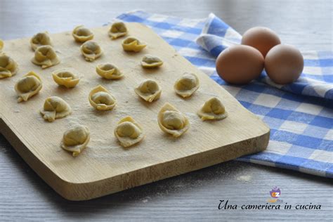 Cappelletti Fatti In Casa Ricetta Tradizionale Una Cameriera In Cucina