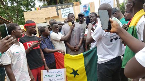 Mali Manifestation De Me Ngagne Demba Touré Et Cie Devant Lambassade