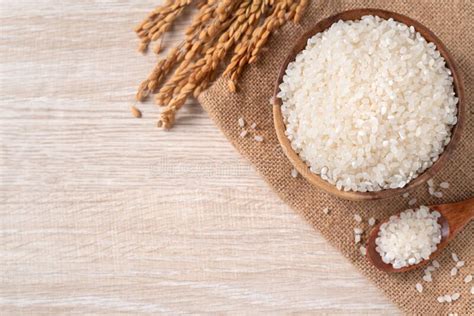 Arroz Blanco En Un Bol Sobre Fondo De Mesa De Madera Foto De Archivo