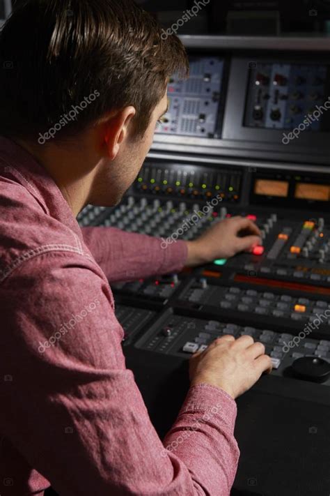 Ingeniero Que Trabaja En El Escritorio De Mezcla En El Estudio De