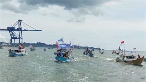 Parade Perahu Nelayan Di Perairan Malundung Peringati Hari Nusantara