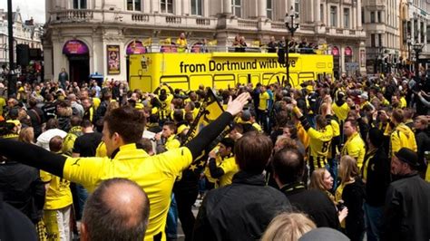 Borussia Dortmund fans turn central London yellow - ITV News