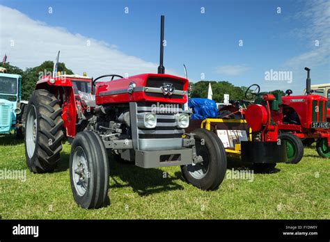 Old Massey Ferguson 135 Tractor Fotografías E Imágenes De Alta Resolución Alamy