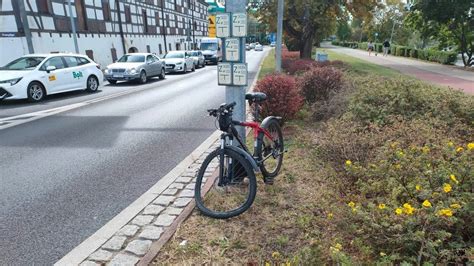 Potrącenie pijanego rowerzysty Kierowca uciekł z miejsca wypadku