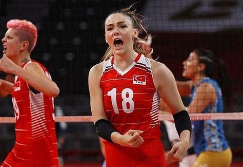 Milli Voleybolcu Zehra G Ne In Deri Kombini Dikkat Ekti