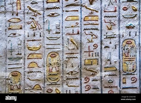 Alte Grabkammern F R Pharaonen Mit Hieroglyphen Im Tal Der K Nige