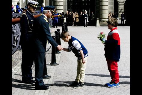 Photo Les Enfants Ont Eu Le Privil Ge D Approcher Le Monarque