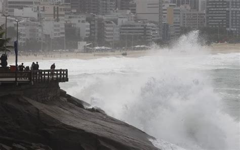 Marinha Emite Alerta De Ressaca Ondas De At Tr S Metros Na Orla Do